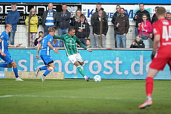 Njinmah mit der Flanke vom Flügel. 