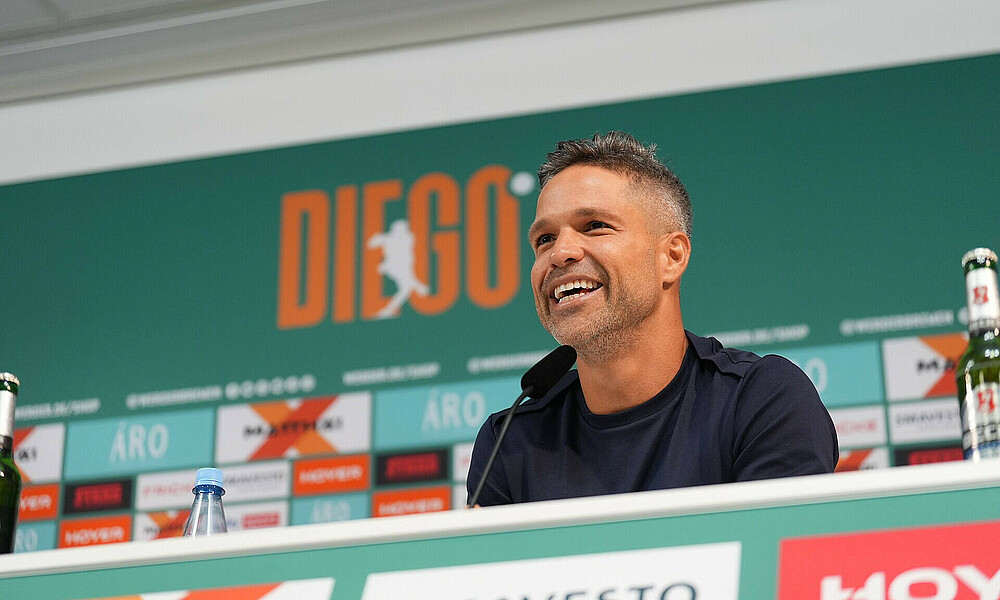 Diego auf dem Podium bei der Pressekonferenz