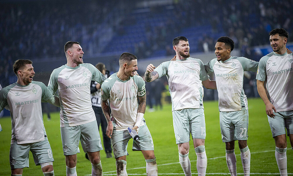 Die Mannschaft feiert vor der Kurve. 