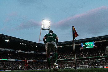 null Marvin Ducksch bei einer Ecke.