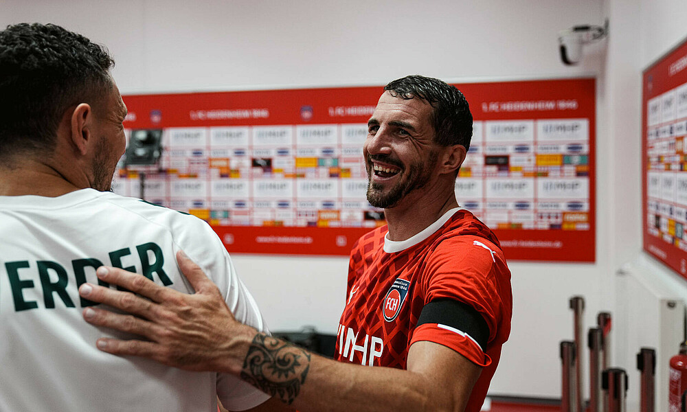 null Theuerkauf klatscht mit Veljkovic.