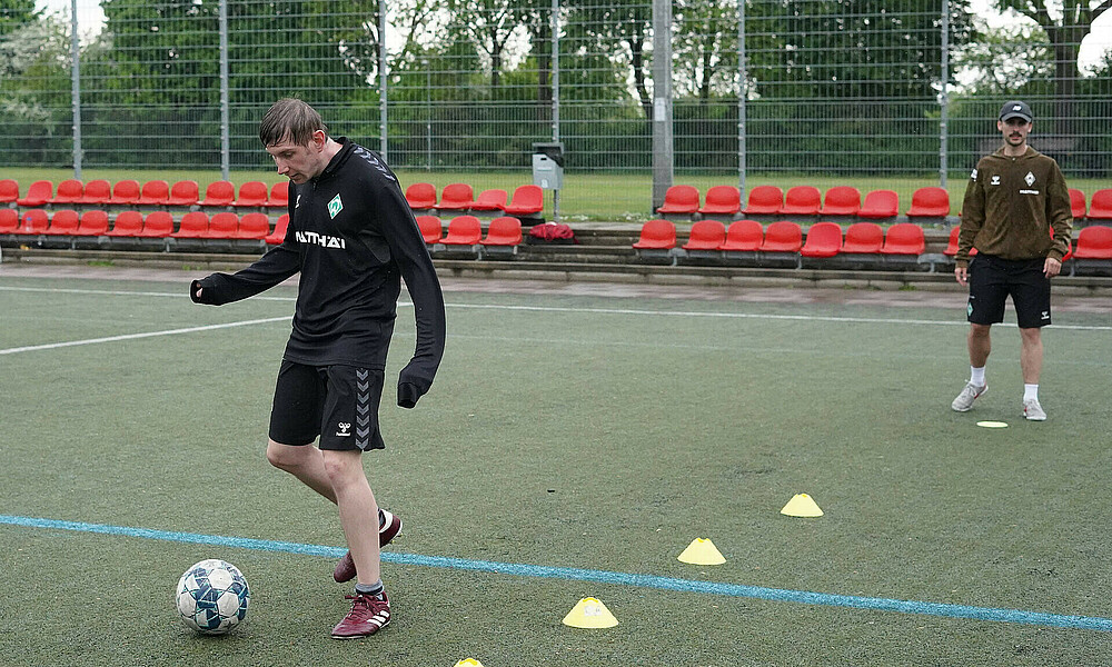 Young Coach Andreas führt eine Übung vor.