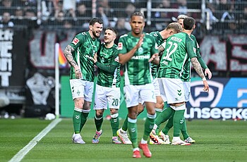 Die Spieler bejubeln einen Treffer. 