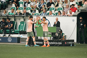 Lee Buchanan klatscht mit Anthony Jung ab. 