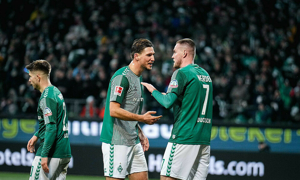 Niklas Stark und Marvin Ducksch klatschen ab. 