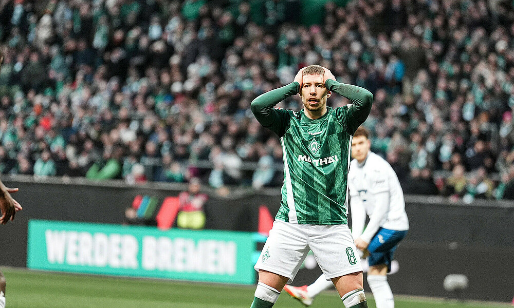 Mitchell Weiser schlägt beide Hände über den Kopf