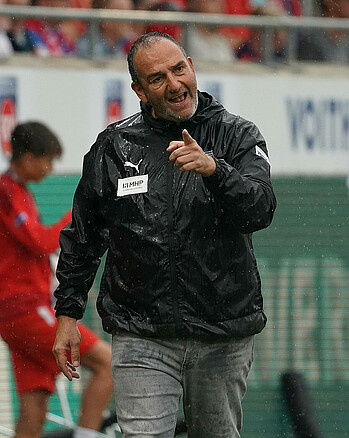 null Frank Schmidt dirigiert sein Team an der Seitenlinie.
