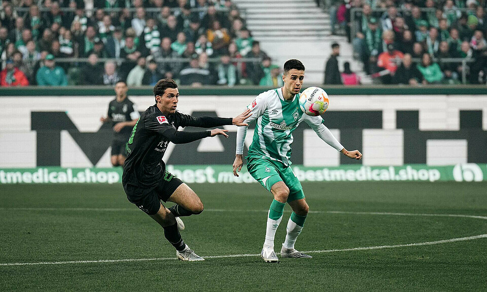Ilia Gruev in einem Zweikampf im Spiel gegen Gladbach.