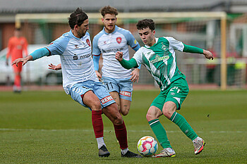 Werders U23 im Duell mit Weiche Flensburg.