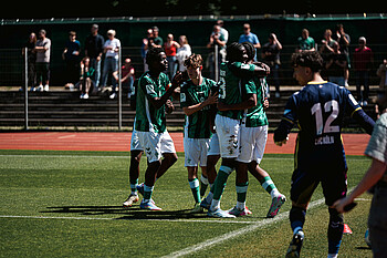 null Die U19 jubelt nach einem Tor.