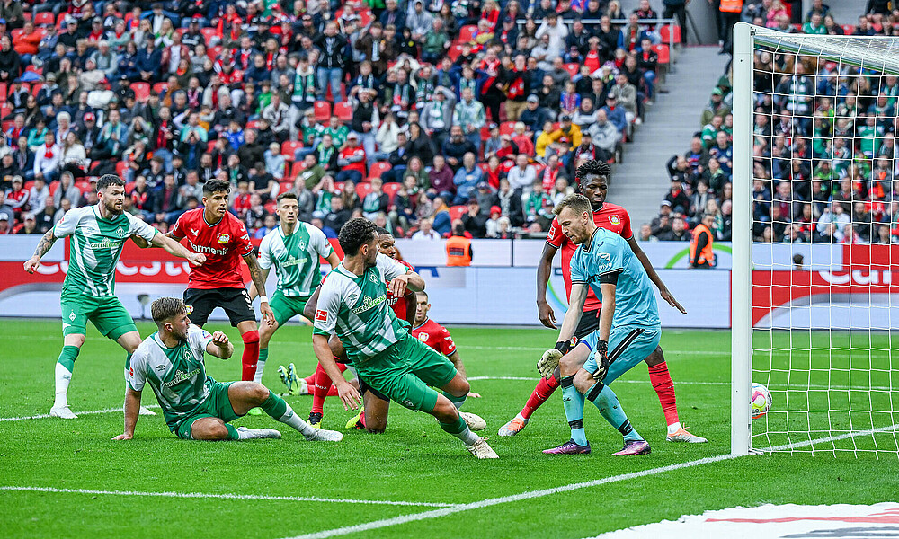 null Milos Veljkovic rutscht in den Ball.