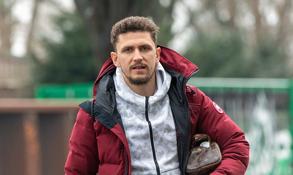 Milos Veljkovic auf dem Weg zum Training.