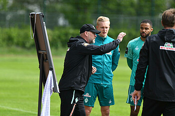null Thomas Schaaf mit ersten taktischen Anweisungen an die Mannschaft im Training in Barsinghausen