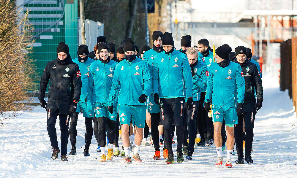 null Die Werder-Profis auf dem Weg zum Training.