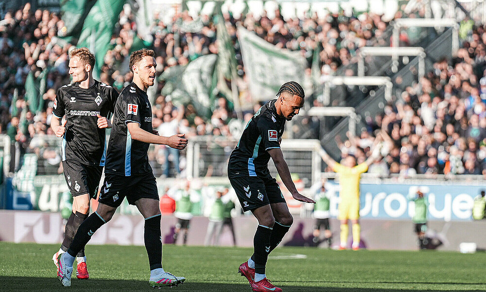 null Felix Agu jubelt über sein Tor gegen Holstein Kiel