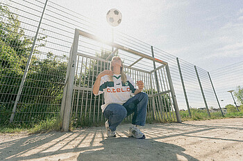 null Juliane Wirtz wirft einen Ball in die Luft.