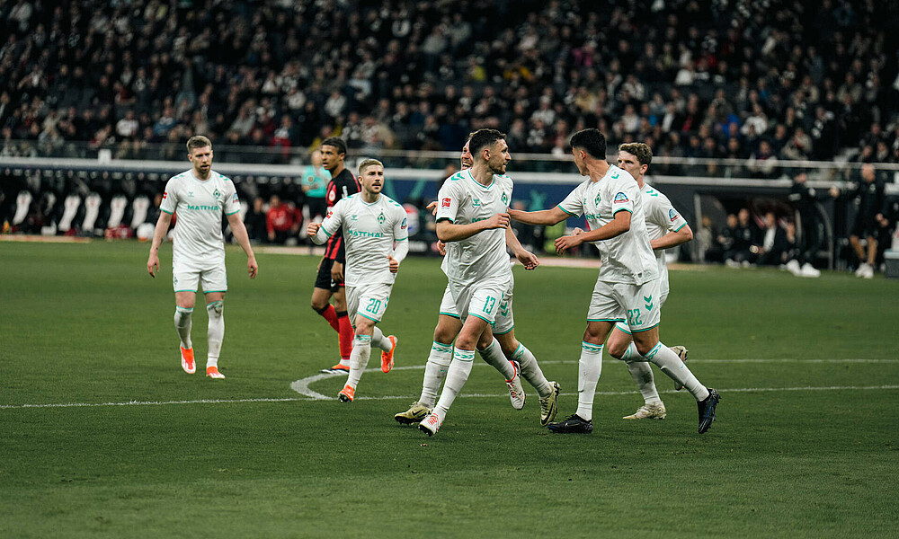 null Milos Veljkovic wird von seinen Mitspielern für seinen Treffer gefeiert.