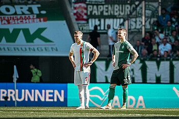 null Demirovic neben Friedl auf dem Platz.