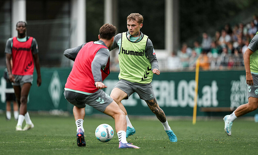 null Isak Hansen-Aaroen mit Ball am Fuß.