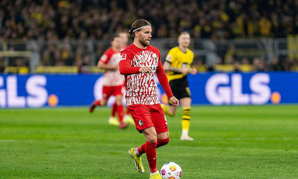 null Höler mit Ball am Fuß.