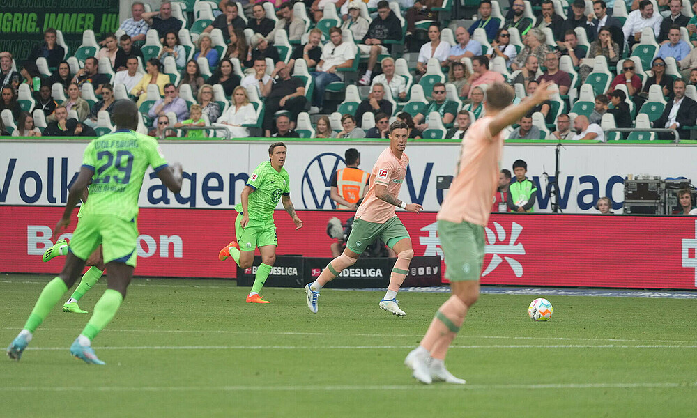 null Marco Friedl am Ball sucht seinen Mitspieler.