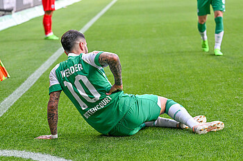 Leonardo Bittencourt liegt am Boden und fasst sich an die Rippen.