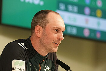 Ole Werner auf dem Podium bei der Pressekonferenz