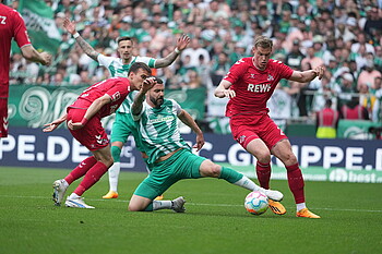 Anthony Jung springt mit gestrecktem Bein in den Ball.
