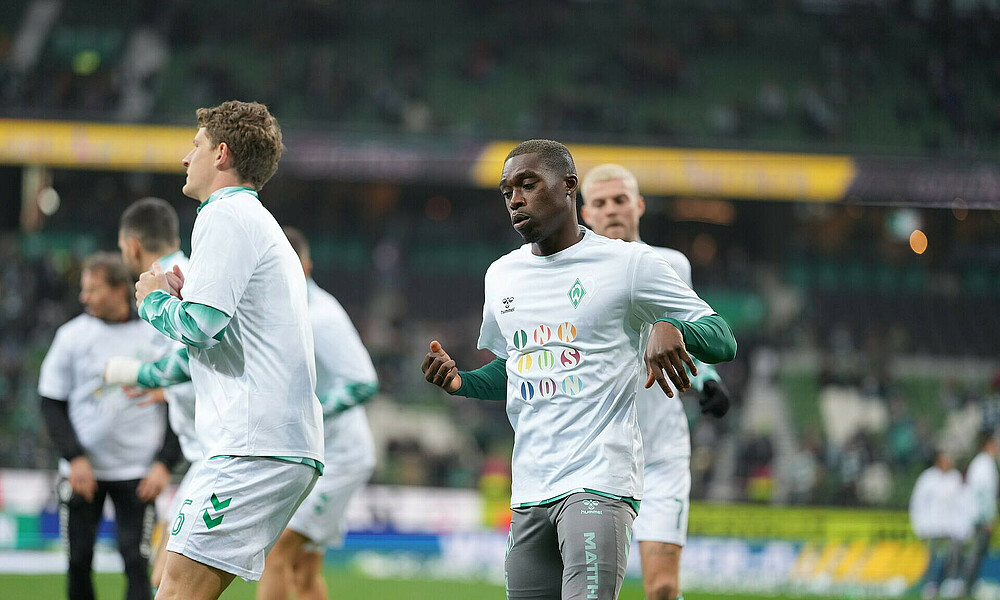 Derrick Köhn beim Warm-Up vor dem Heimspiel gegen Holstein Kiel