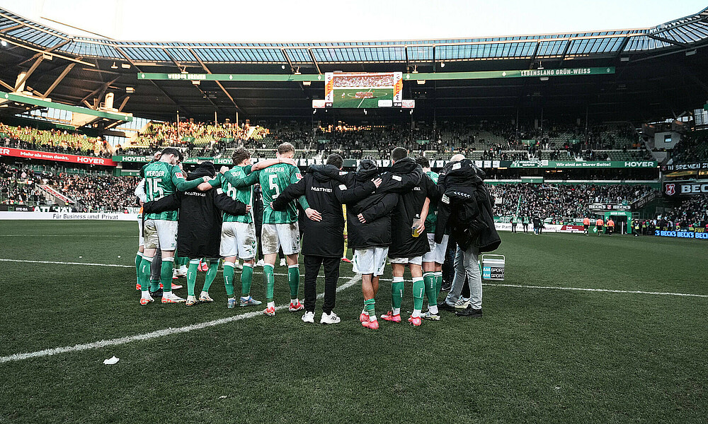 Die Mannschaft im Kreis. 