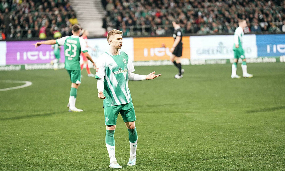 Mitchell Weiser auf dem Platz des wohninvest WESERSTADION. 
