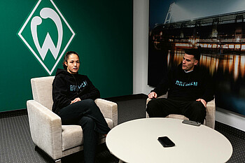 Livia Peng und Michael Zetterer im Sessel im Werder TV Studio