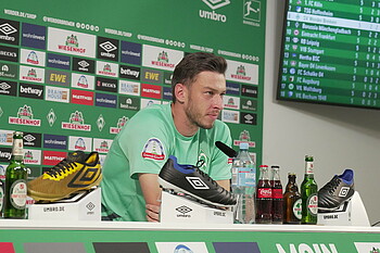 null Jiri Pavlenka in der Mixed Zone am Mikrofon.