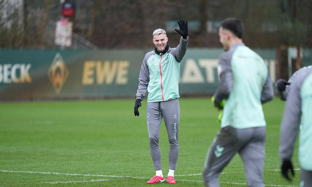 Marvin Ducksch winkt. 