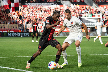 null Theuerkauf im Duell mit Frimpong.