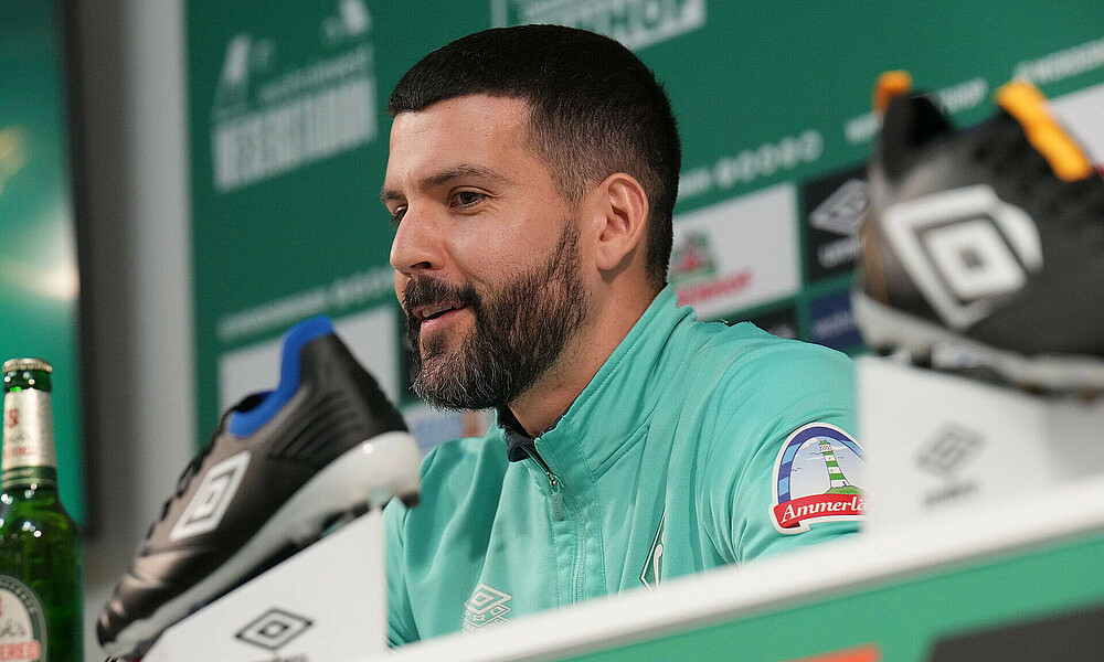 Anthony Jung auf dem PK-Podium. 