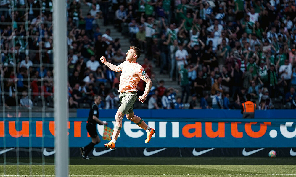 Mitchell Weiser springt nach seinem Tor in die Luft.