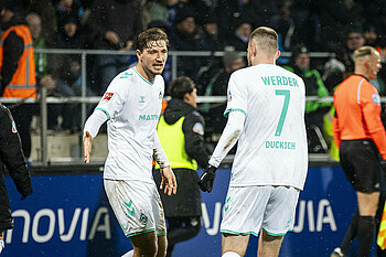 null Niklas Stark und Marvin Ducksch klatschen ab.