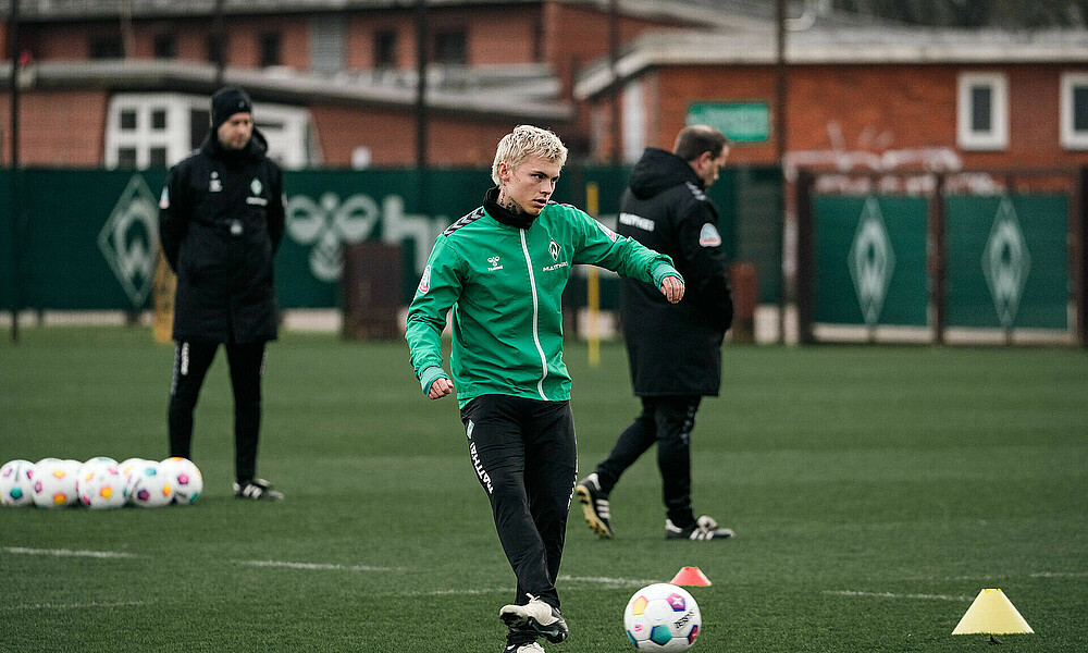 Isak Hansen-Aarøen spielt beim Training einen Pass.