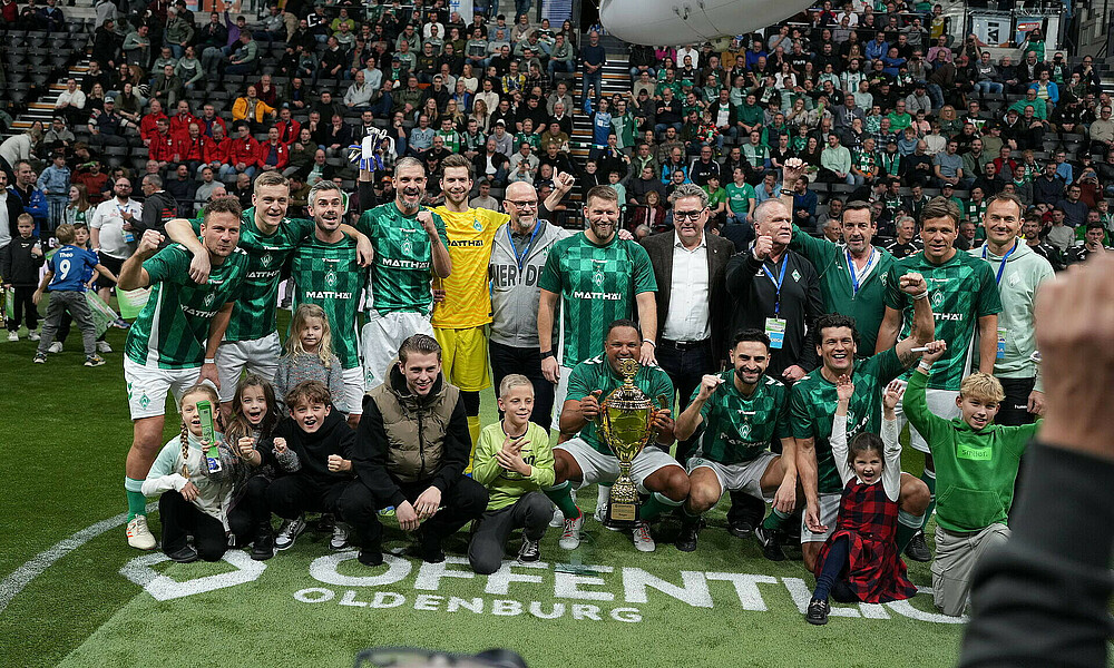 Die Mannschaft mit dem Pokal. 