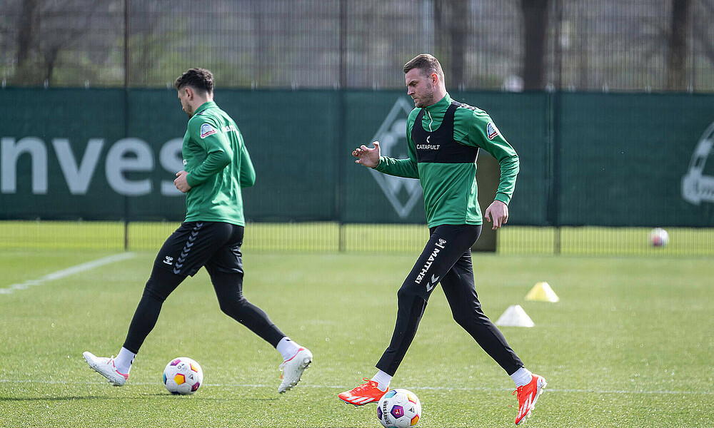 Marvin Ducksch führt im Training einen Ball mit der sohle, im Hintergrund macht Milos Veljkovic das gleiche.