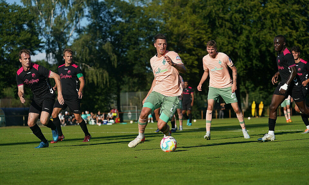 null Nicolai Rapp am Ball, Nick Woltemade läuft mit.