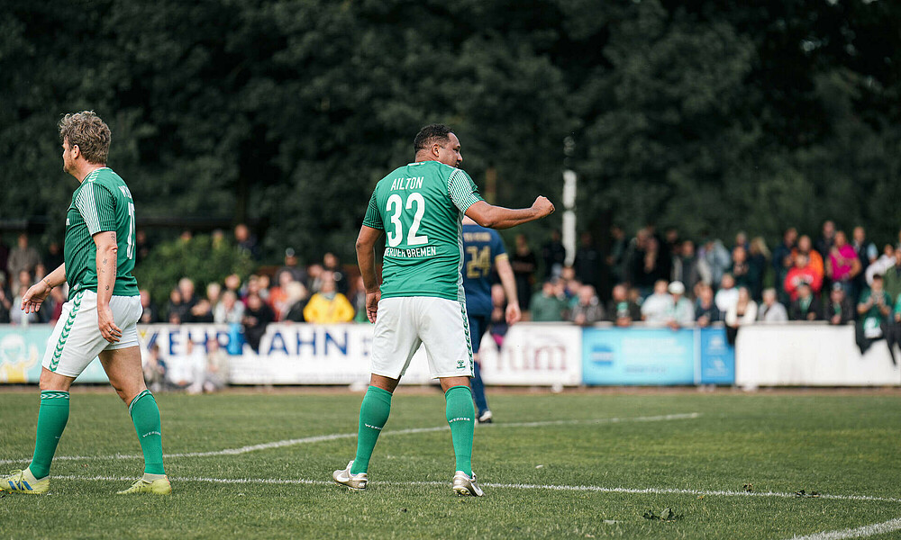 Ailton ballt die Faust. 