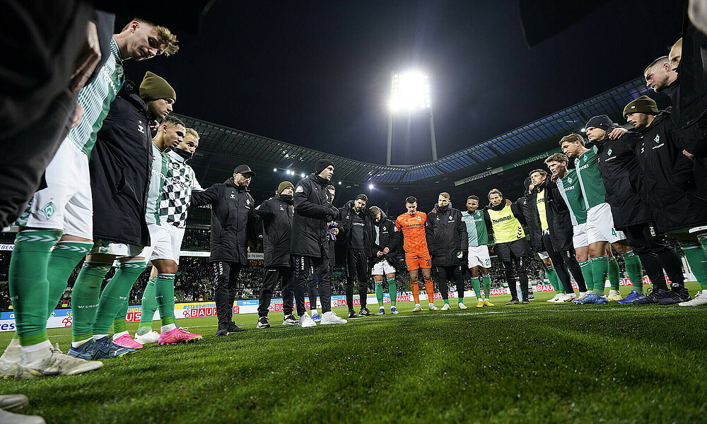 Die Mannschaft steht im Kreis.