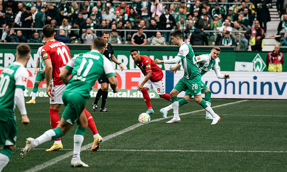 null Ilia Gruev führt im Spiel gegen Mainz den Anstoß aus.