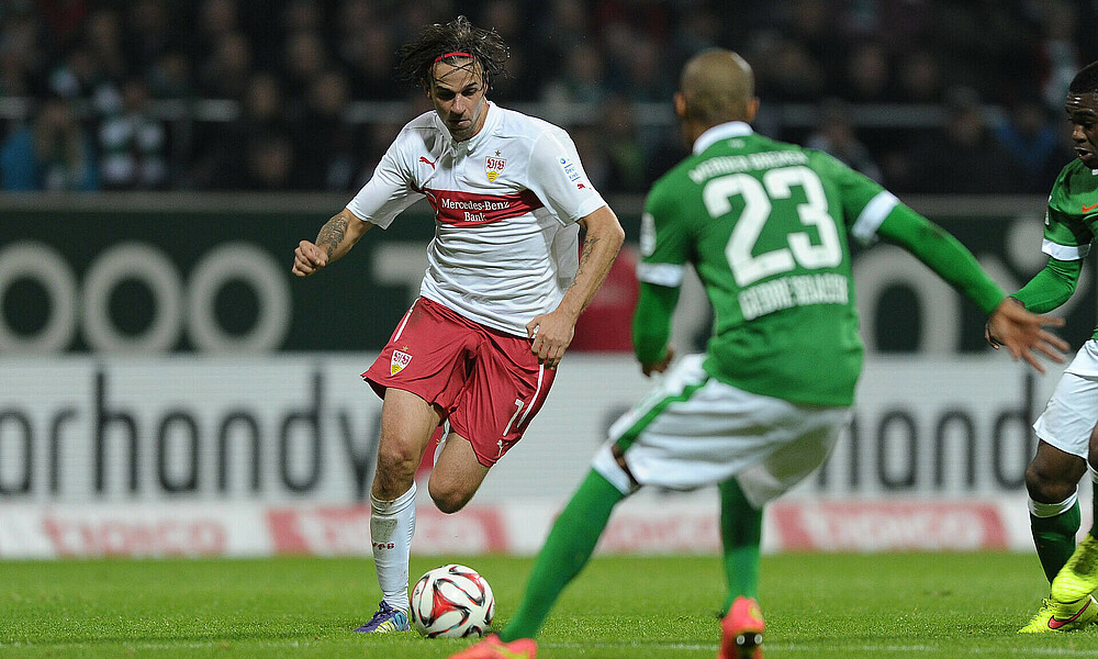 null Martin Harnik im Trikot des VfB Stuttgart. Er läuft mit dem Ball am Fuß auf Theodor Gebre Selassie zu.