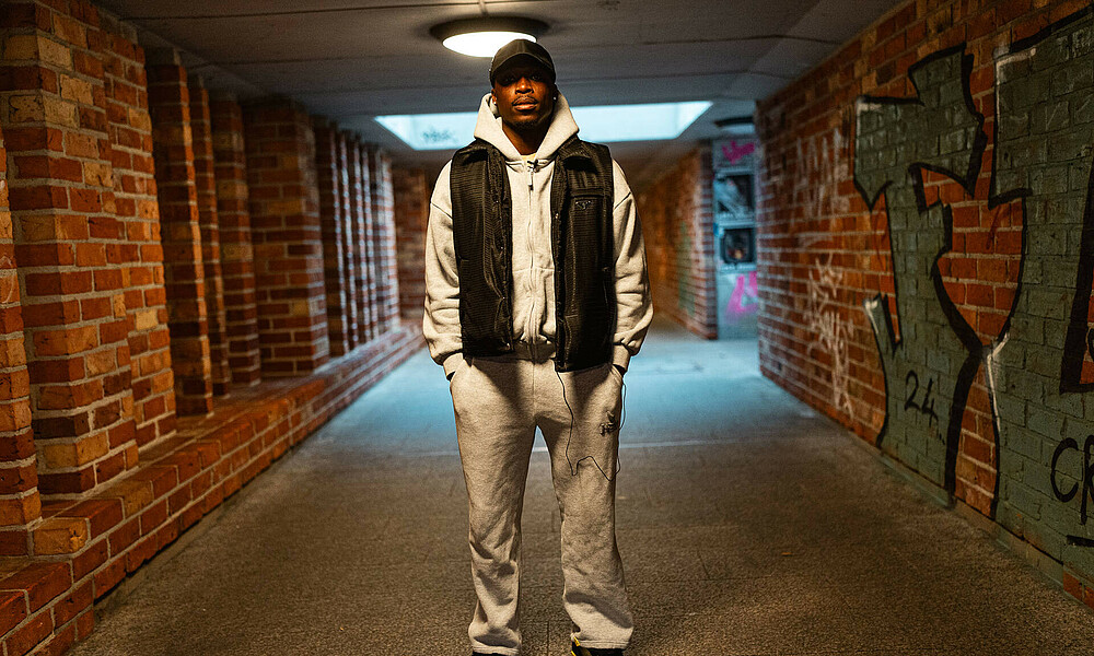 Derrick Köhn in einer Unterführung. 