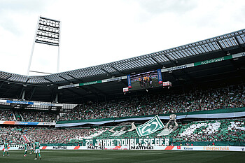 Eine Choreo in der Ostkurve anlässlich des Doubles 2004.