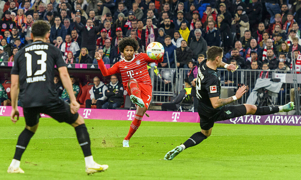 null Serge Gnabry schißt auf das Tor, Marco Friedl versucht zu verteidigen.