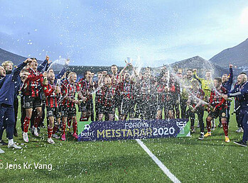 null Sektdusche: Das Team von Torshavn bejubelt die Meisterschaft-